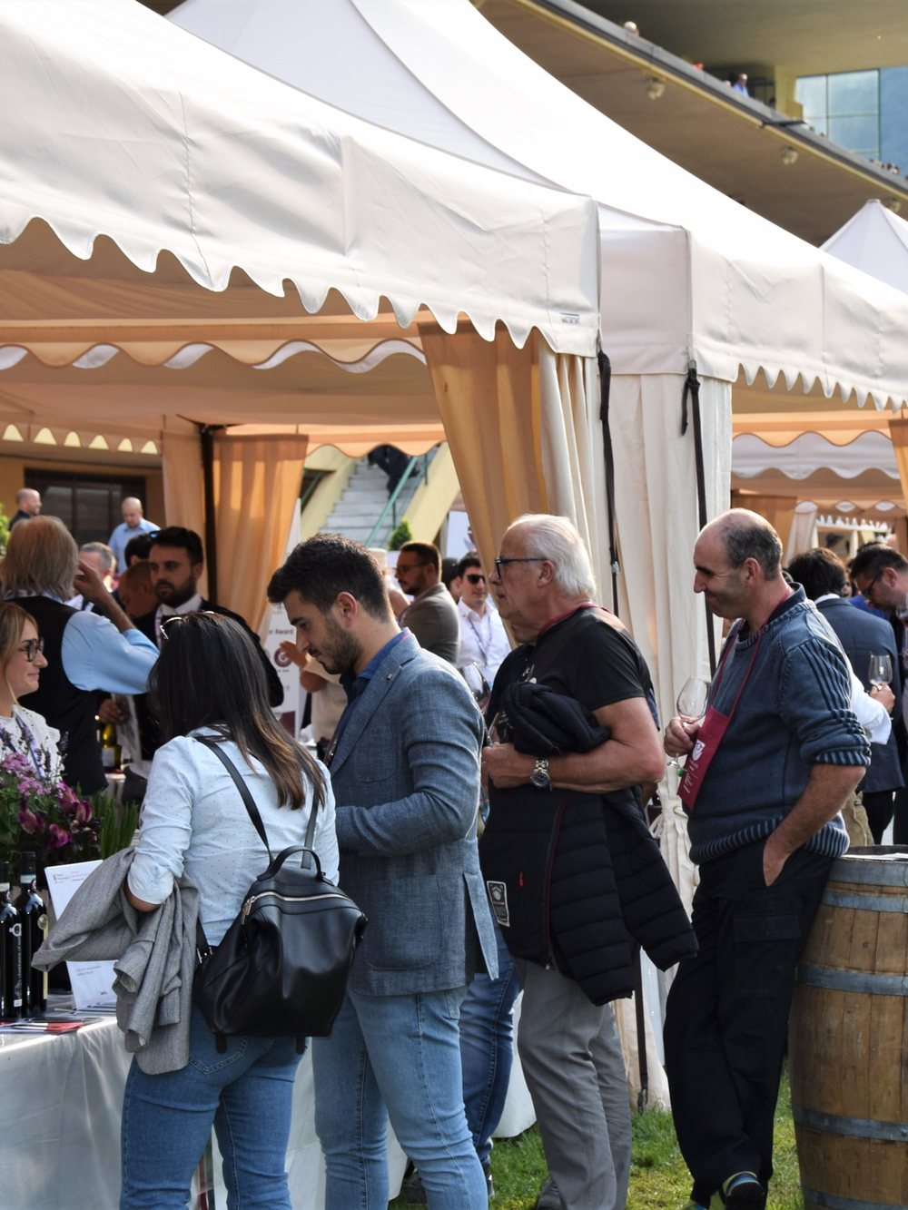 La fila dei gazebo enogastronomici all’Ippodromo