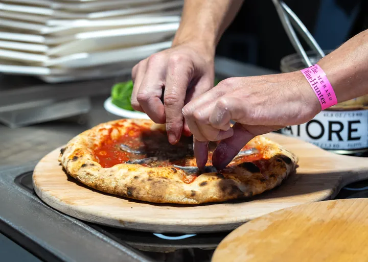 La pizza, a mano