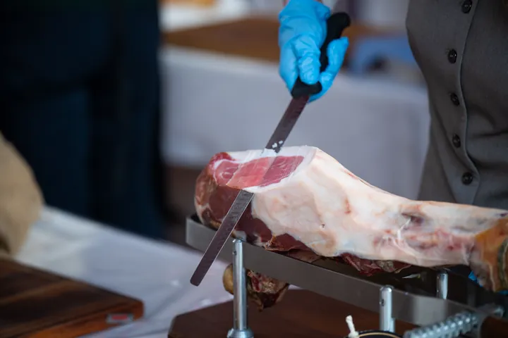 Il prosciutto, intero