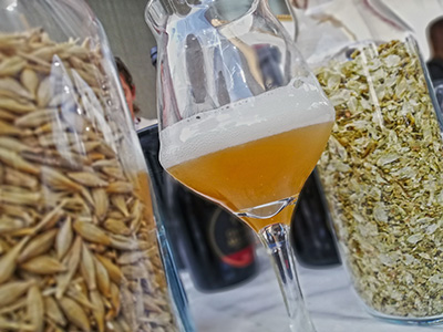 La GourmetArena e la tensostruttura che è situata sulla Passeggiata Meranese Lungo Passirio e ospita la sezione Food Spirits Beer - The WineHunter Selection così come Territorium, Consortium, Extrawine e Media.